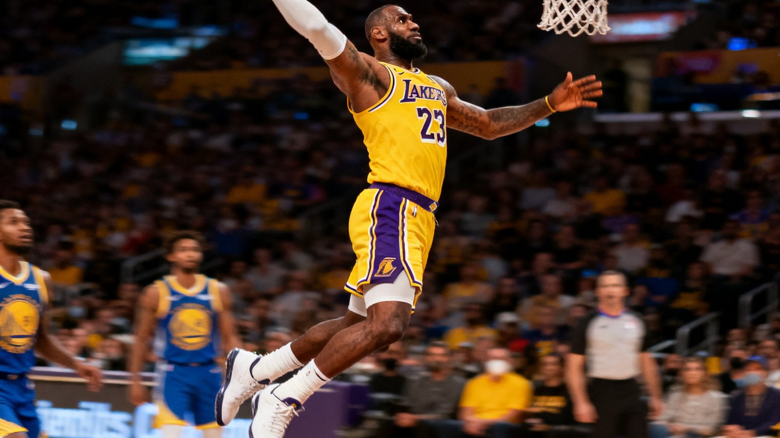 NBA湖人主场对阵勇士比赛中詹姆斯精彩扣篮瞬间的多角度回放集锦缩略图